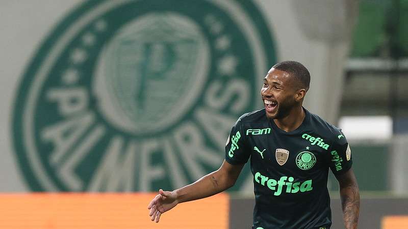 Wesley comemora seu gol pelo Palmeiras contra a Chapecoense