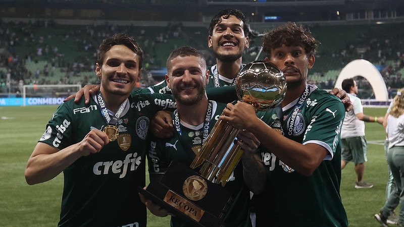 Raphael Veiga, Zé Rafael, Gustavo Gómez e Gustavo Scarpa comemoram a conquista da Recopa Sul-Americana 2022 pelo Palmeiras contra o Athletico-PR, no Allianz Parque.