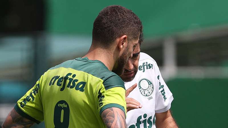 Rafael e Abel Ferreira e Zé conversam durante treinamento do Palmeiras, na Academia de Futebol.