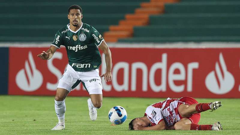 Murilo do Palmeiras em disputa com Cristaldo do Independiente Petrolero, durante partida válida pela fase de grupos da Libertadores 2022, no Estádio Olímpico Pátria.