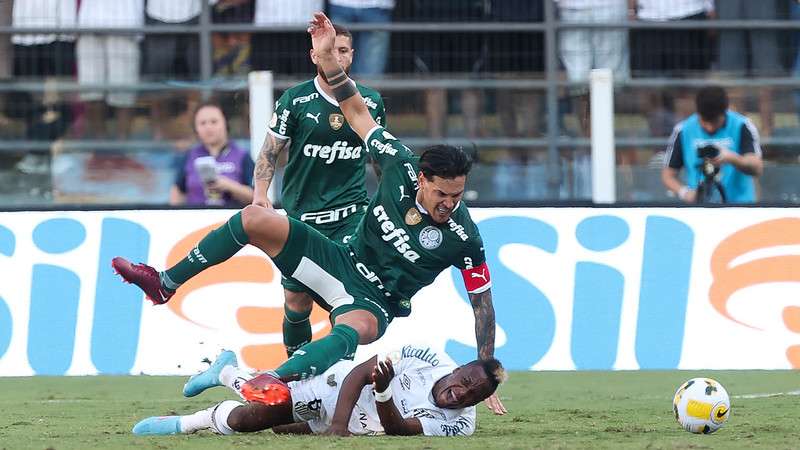 Gustavo Gómezdo Palmeiras em disputa com Jhojan Julio do Santos, durante partida válida pela oitava rodada do Brasileirão 2022, na Vila Belmiro.