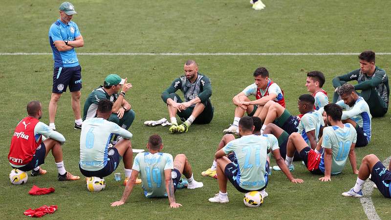 Abel Ferreira conversa com o elenco após treinamento do Palmeiras, na Academia de Futebol.