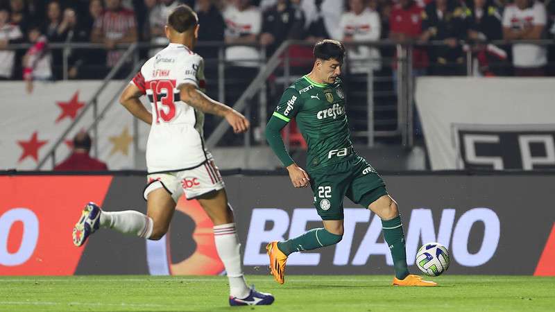 Piquerez em disputa pelo Palmeiras contra o SPFC, durante primeira partida válida pelas quartas de final da Copa do Brasil 2023, no Morumbi.