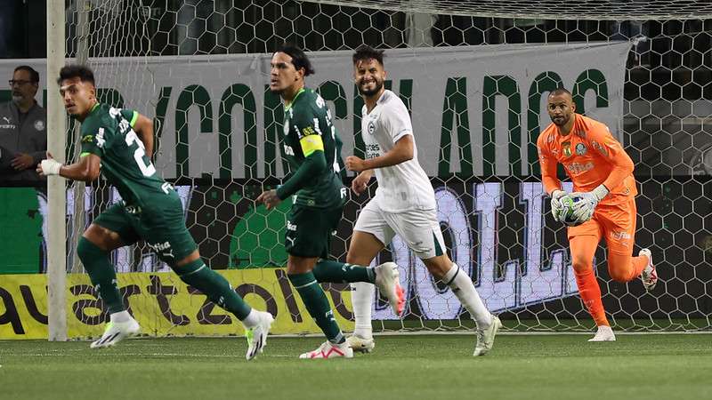 Gabriel Menino, Gustavo Gómez e Weverton em jogo do Palmeiras contra o Goiás, durante partida válida pela vigésima terceira rodada do Brasileirão 2023, no Allianz Parque.