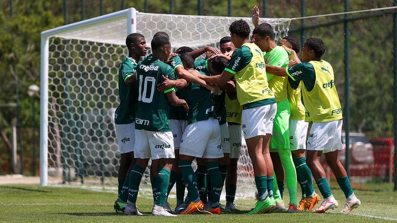 Atletas do Palmeiras Sub-20 comemoram goleada sobre o Água Santa, em partida válida pela segunda rodada da terceira fase do Paulista Sub-20, na Academia de Futebol 2, em Guarulhos-SP.
