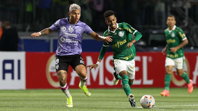 Estêvão em disputa pelo Palmeiras contra o Independiente Del Valle durante partida válida pela fase de grupos da Libertadores 2024, no Allianz Parque.