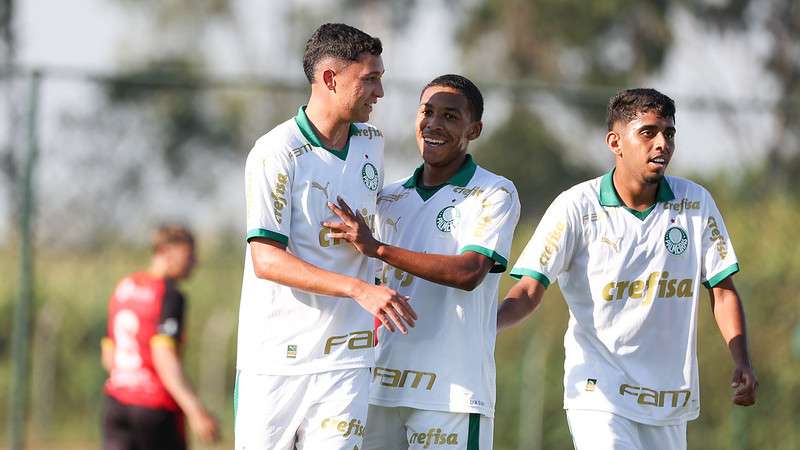 Atletas do Palmeiras Sub-20 comemoram com gol contra o Flamengo-SP, em partida válida pela quarta rodada da sexta fase do Campeonato Paulista da categoria, na Academia de Futebol 2, em Guarulhos-SP.