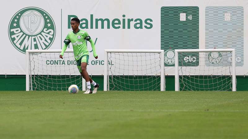Estêvão durante treinamento do Palmeiras na Academia de Futebol.