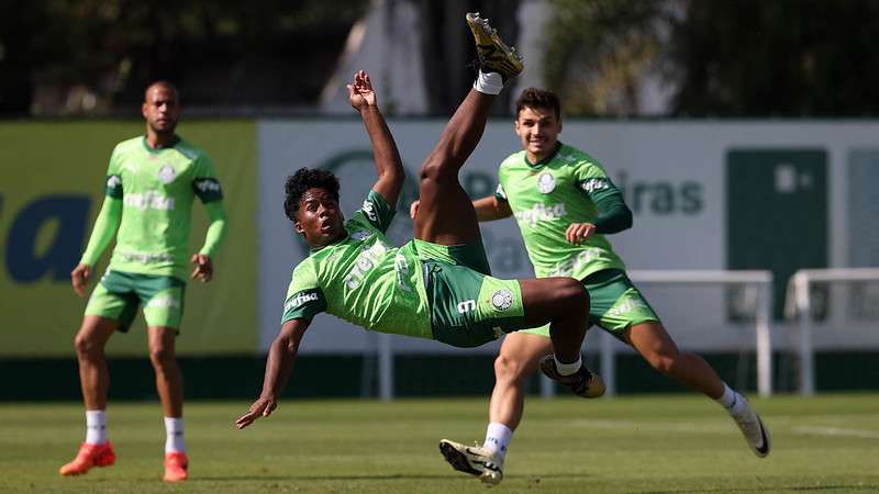 Mayke, Endrick e Raphael Veiga durante treinamento do Palmeiras, na Academia de Futebol.