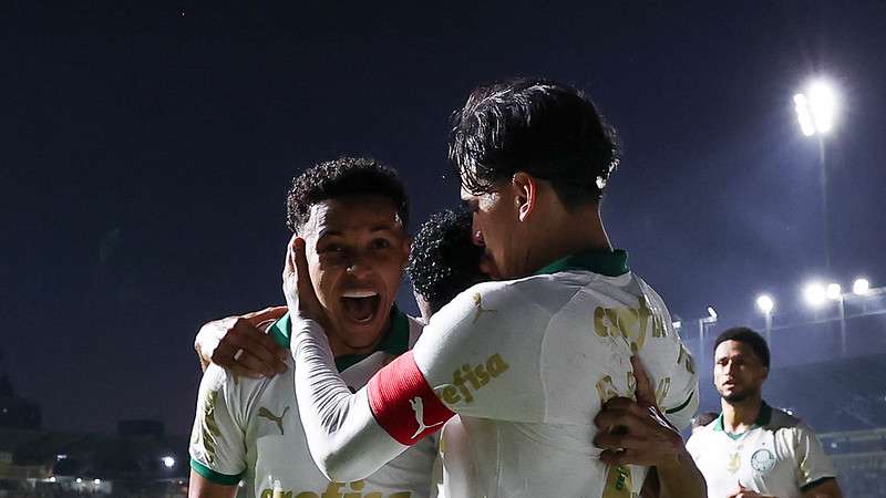 Lázaro e Gustavo Gómez comemoram gol pelo Palmeiras contra o Criciúma, durante partida válida pela sétima rodada do Brasileirão 2024, no Estádio Heriberto Hülse.