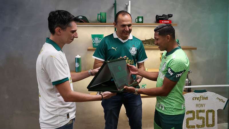 Rony recebe homenagem dos sócios Avanti pelos seus 250 jogos defendendo a camisa do Palmeiras, na Academia de Futebol.