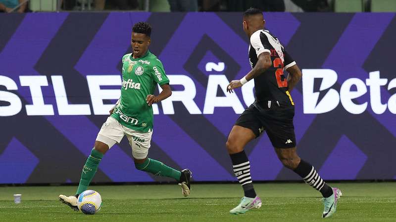 Estêvão em disputa pelo Palmeiras contra o Vasco da Gama, durante partida válida pela oitava rodada do Brasileirão 2024, no Allianz Parque.