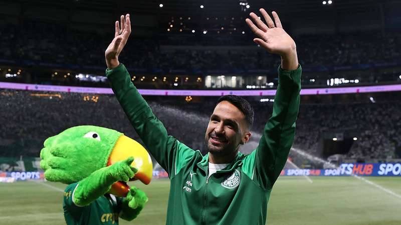 Luan recebe homenagem do Palmeiras, em sua despedida do clube, no intervalo de jogo contra o Vasco da Gama, durante partida válida pela oitava rodada do Brasileirão 2024, no Allianz Parque.