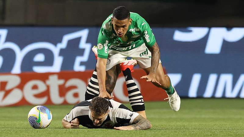 Naves em disputa pelo Palmeiras contra o Vasco, durante partida válida pela oitava rodada do Brasileirão 2024, no Allianz Parque.