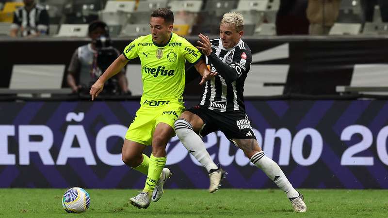 Fabinho em disputa pelo Palmeiras contra o Atlético-MG, durante partida válida pela nona rodada do Brasileirão 2024, na Arena MRV.