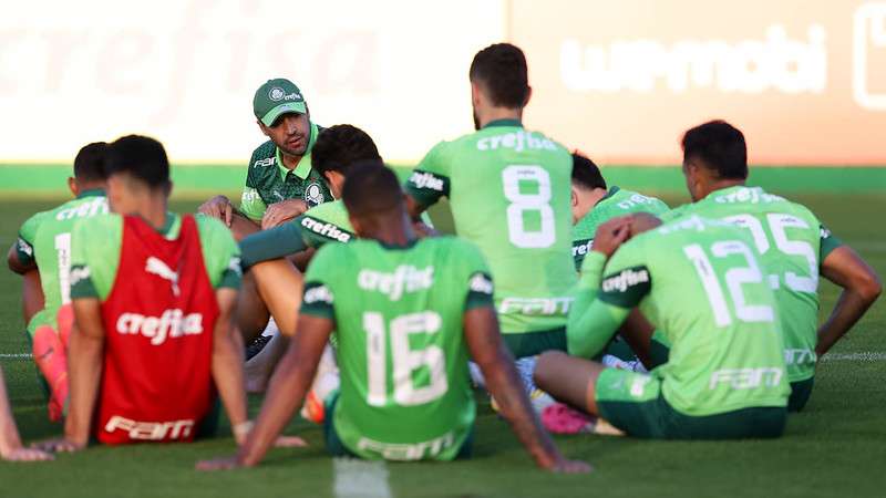 Abel Ferreira conversa com elenco do Palmeiras durante treinamento na Academia de Futebol.