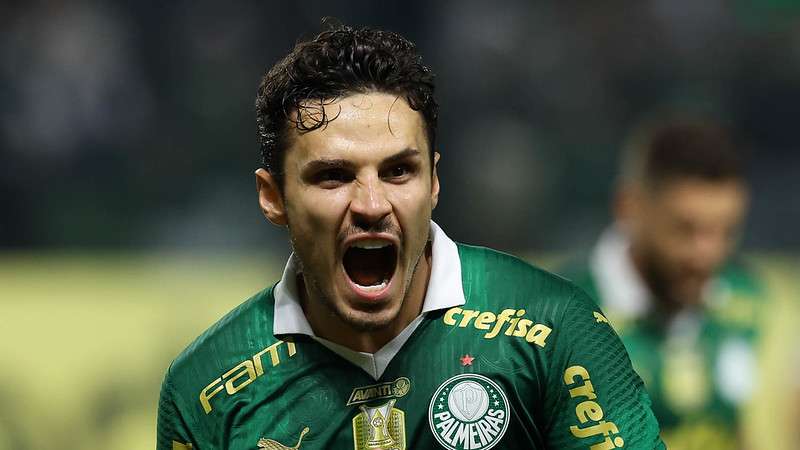 Rapheal Veiga comemora seu gol pelo Palmeiras contra o Red Bull Bragantino, durante partida válida pela décima rodada do Brasileirão 2024, no Allianz Parque.