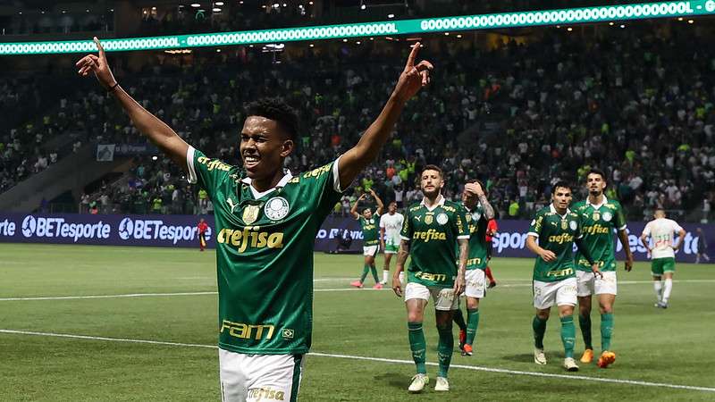 Estêvão comemora seu gol pelo Palmeiras contra o Juventude, durante partida válida pela décima primeira rodada do Brasileirão 2024, no Allianz Parque.