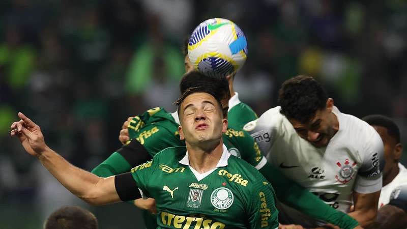 Fabinho em disputa pelo Palmeiras contra o SCCP, durante partida válida pela décima terceira rodada, do Brasileirão 2024, no Allianz Parque.