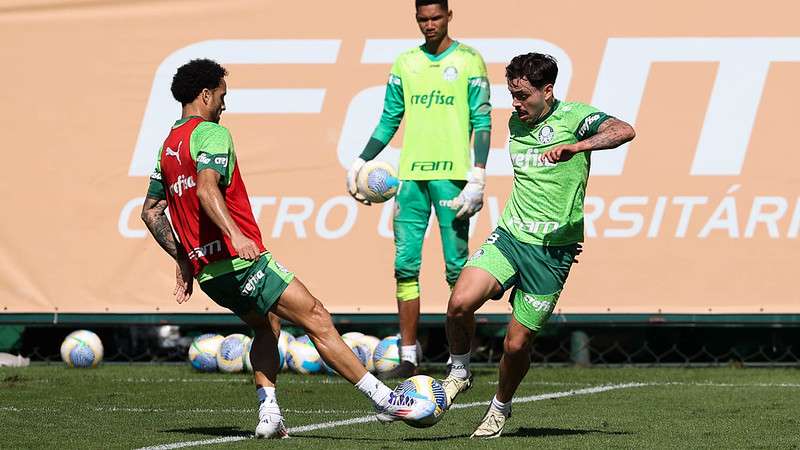Felipe Anderson e Mauricio durante treinamento do Palmeiras, na Academia de Futebol.