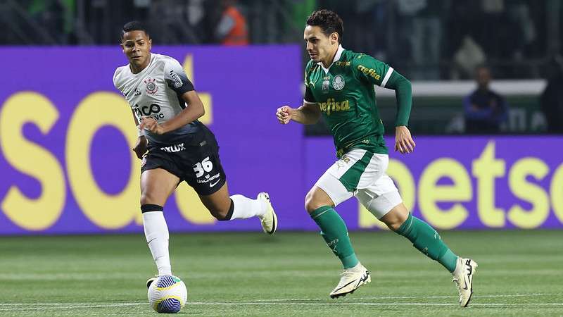 Raphael Veiga em disputa pelo Palmeiras contra o SCCP, durante partida válida pela décima terceira rodada, do Brasileirão 2024, no Allianz Parque.