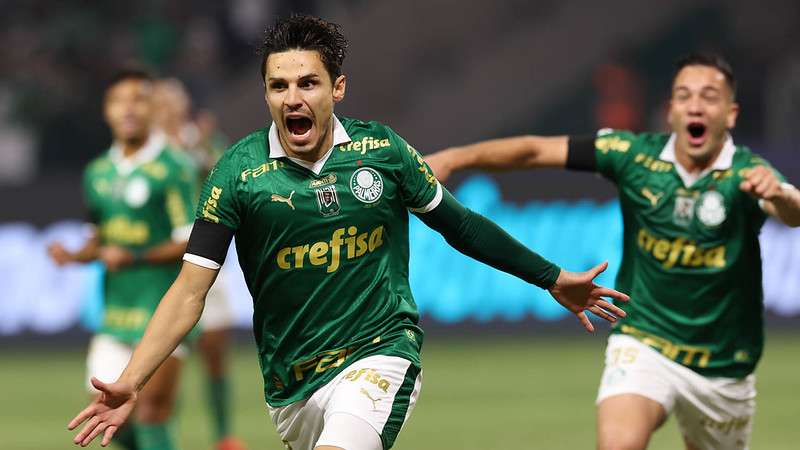 Raphael Veiga e Fabinho comemoram gol do Palmeiras contra o SCCP, durante partida válida pela décima terceira rodada do Brasileirão 2024, no Allianz Parque.