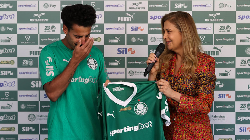 Esbanjando carisma, Lucas Evangelista é apresentado no Palmeiras e explica escolha pela camisa 30